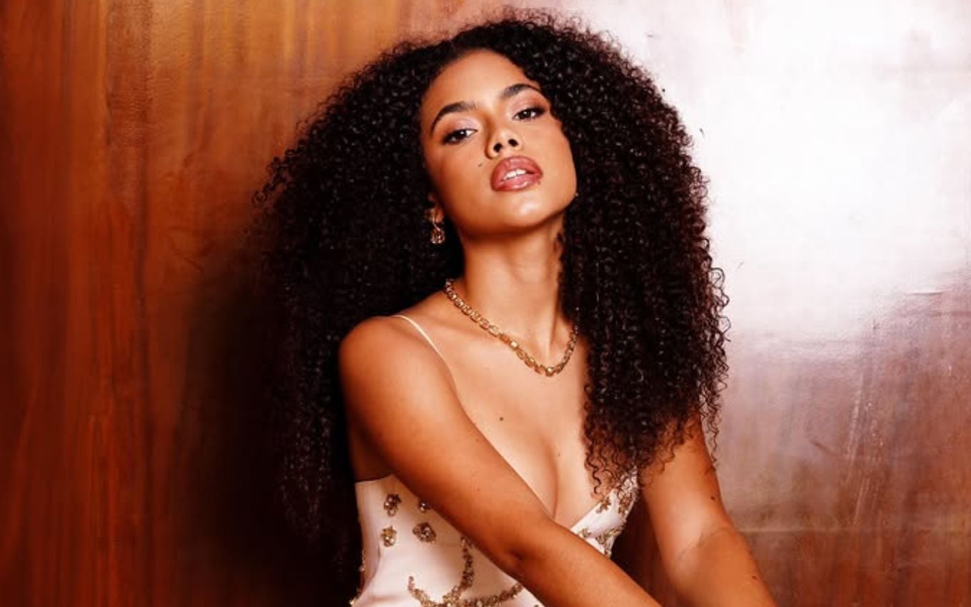 Alana Cabral realiza sonho de infância ao renovar contrato com a Globo aos 19 anos