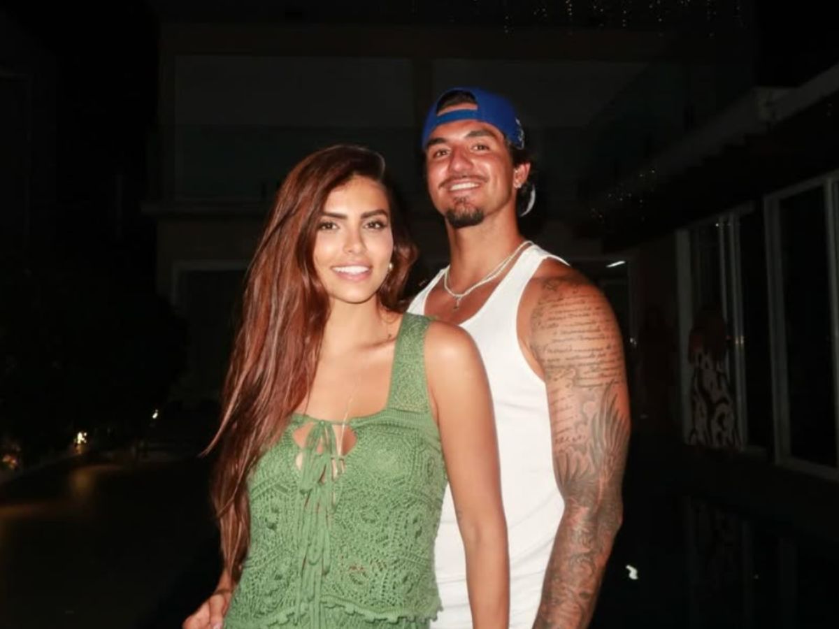 Influenciadora Isabella Arantes aceita pedido de noivado do surfista Gabriel Medina