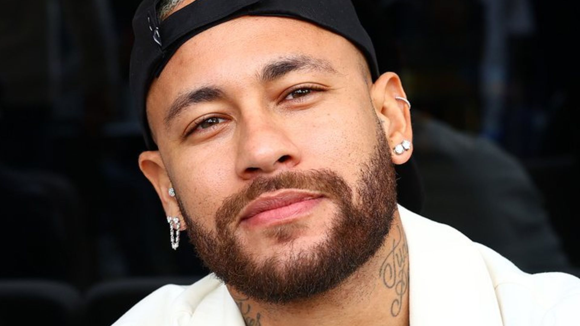 Apresentador critica postura de Neymar após flagra em parque da Disney