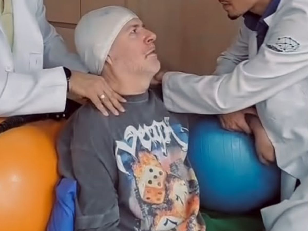 Mingau, baixista do Ultraje a Rigor, emociona fãs ao exibir notável progresso em sua fisioterapia