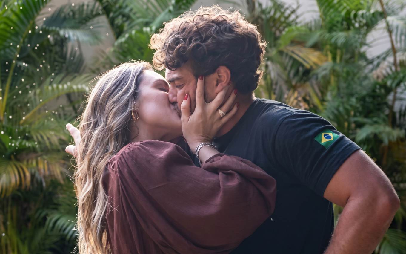 Naiane se rende à paixão e beija Gael em cena de Coração Acelerado