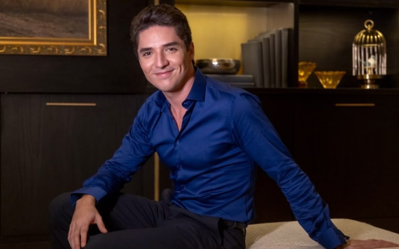 João Vitor Silva busca inspiração em dermatologistas influencers para vilão de Quem Ama Cuida