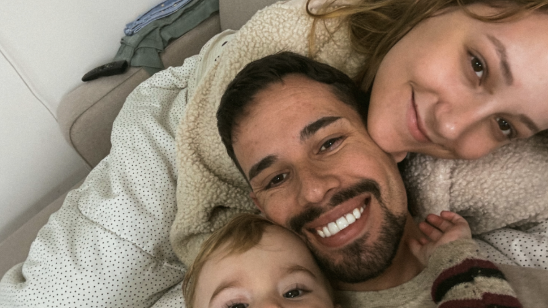Lucas Borbas: viúvo de Isabel Veloso divide opiniões na web com foto da noiva e filho