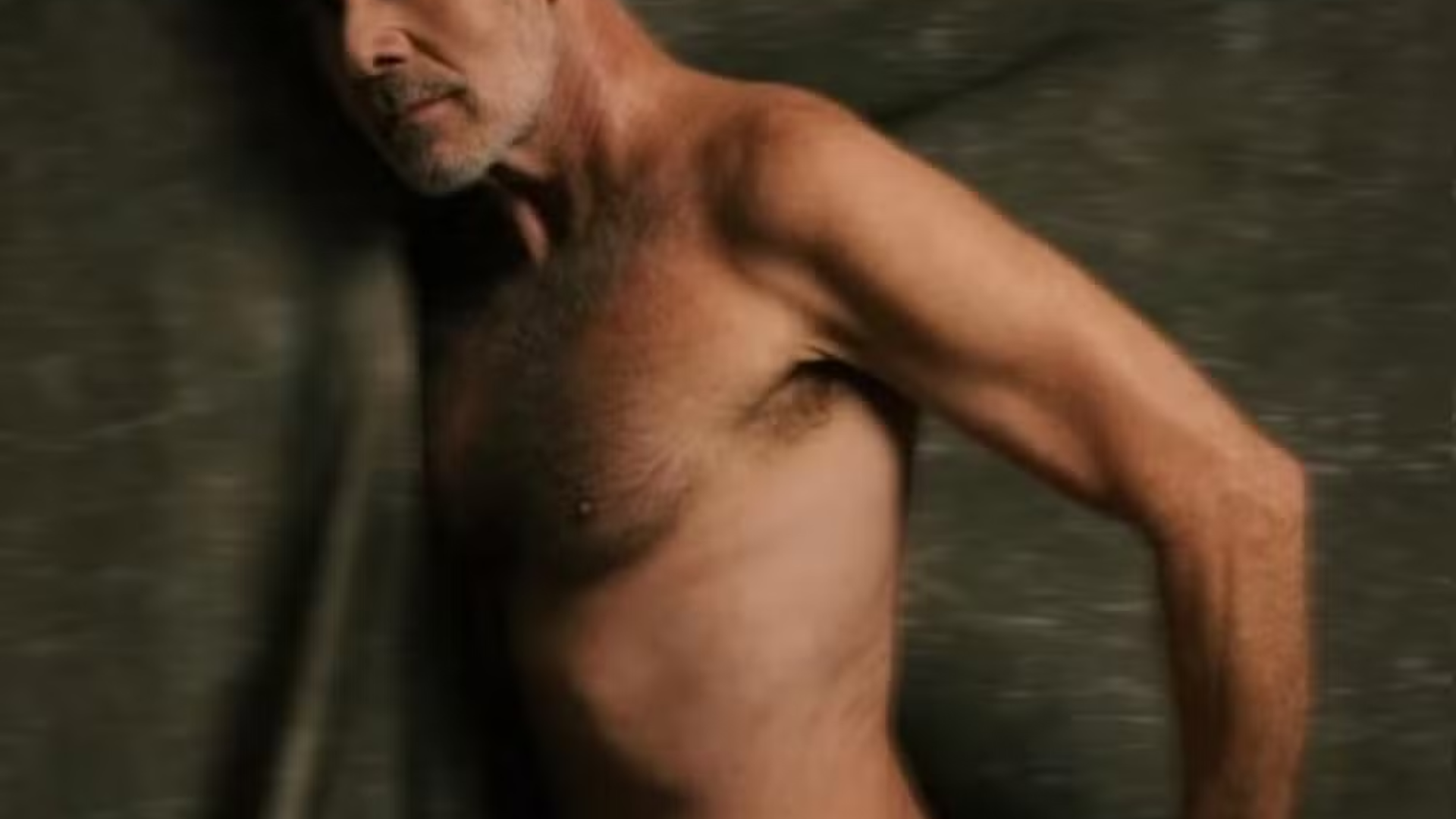 Após assumir-se gay, ex-galã de 53 anos posa nu em ato de liberdade.