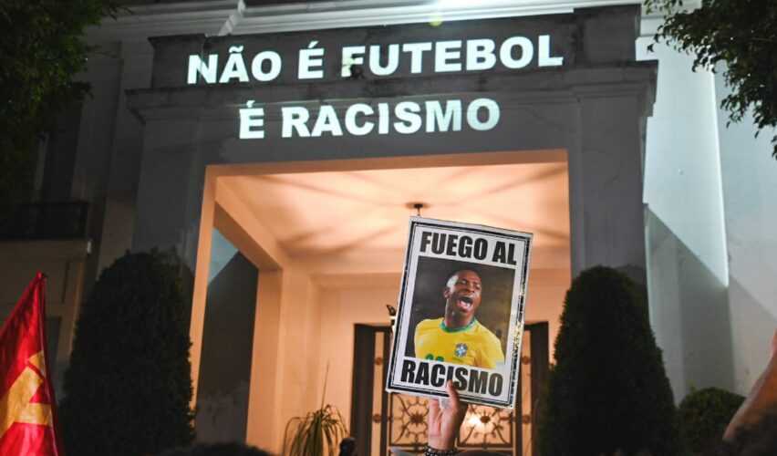 Conmebol anuncia novas regras de arbitragem e omite Lei Vini Jr. em meio a debate sobre racismo no futebol