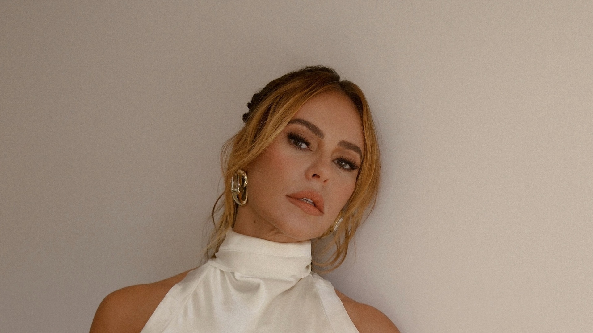 Paolla Oliveira surpreende seguidores com escolha de look em tom minimalista