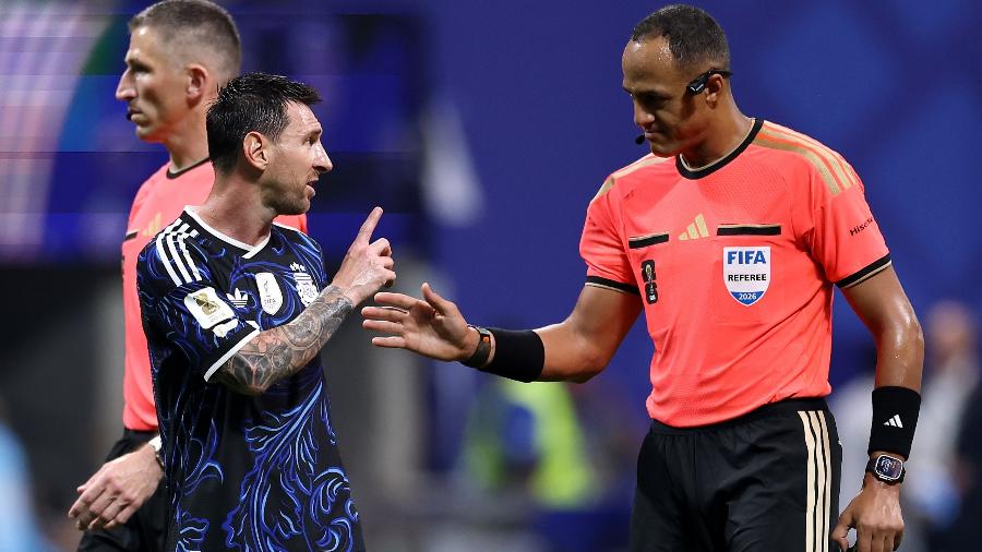 Escalação de árbitro em Argentina x Inglaterra gera debate sobre suposto favoritismo de Messi