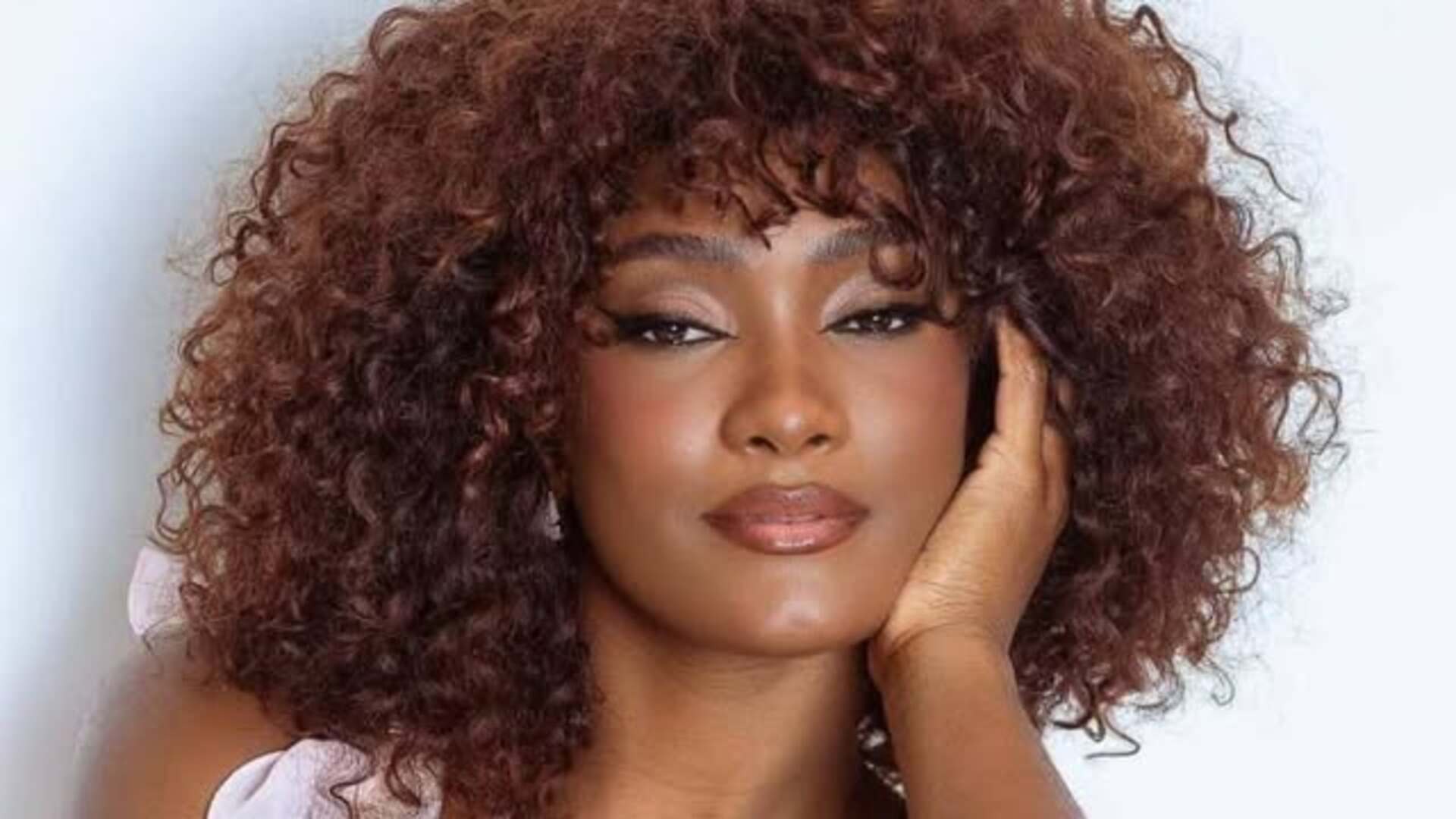 Erika Januza exibe boa forma em passeio de barco no Rio de Janeiro