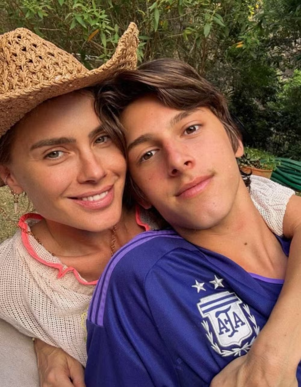 Carolina Dieckmann se emociona ao reencontrar filho em pré-estreia e reflete sobre maternidade