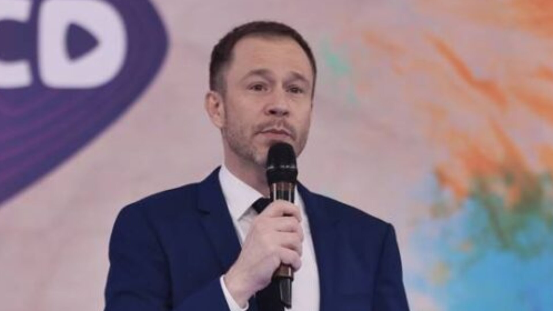 Tiago Leifert esclarece boatos sobre retorno à Globo e reafirma compromisso com o SBT