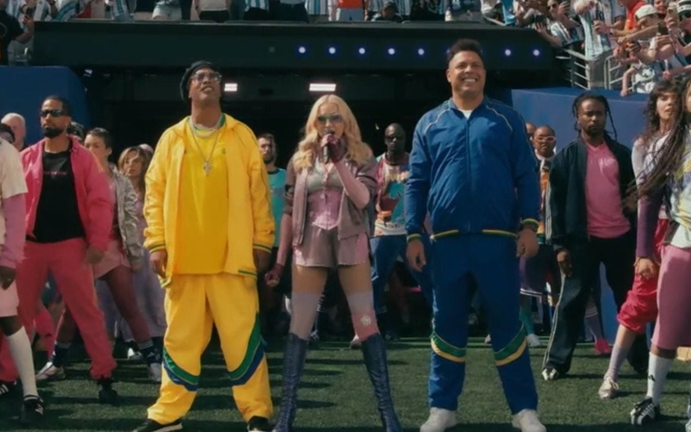 Madonna surpreende ao levar Ronaldo e Ronaldinho Gaúcho para palco da final da Copa