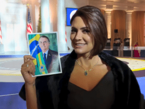Michelle Bolsonaro exibe apoio a Bolsonaro em evento de Trump, reforçando sua força política