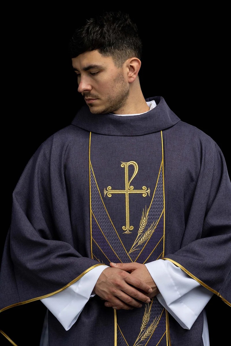 Casulas: a história e o simbolismo por trás das vestes litúrgicas católicas