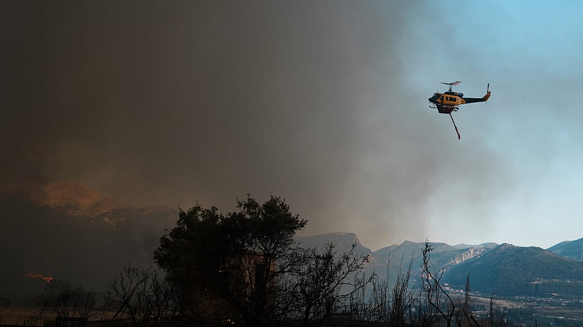 Incêndio florestal em subúrbio de Atenas provoca evacuação e mobiliza forças