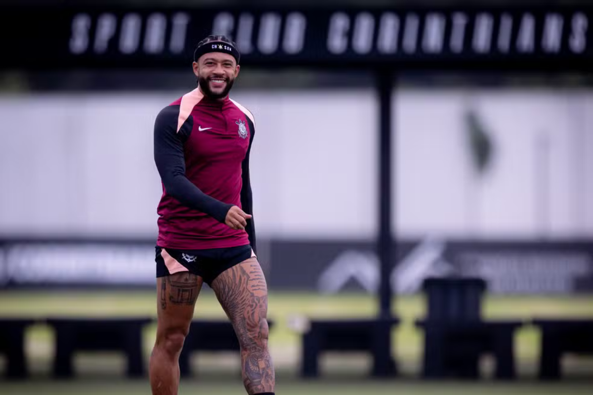 Memphis Depay aceita readequação salarial e encaminha renovação com o Corinthians