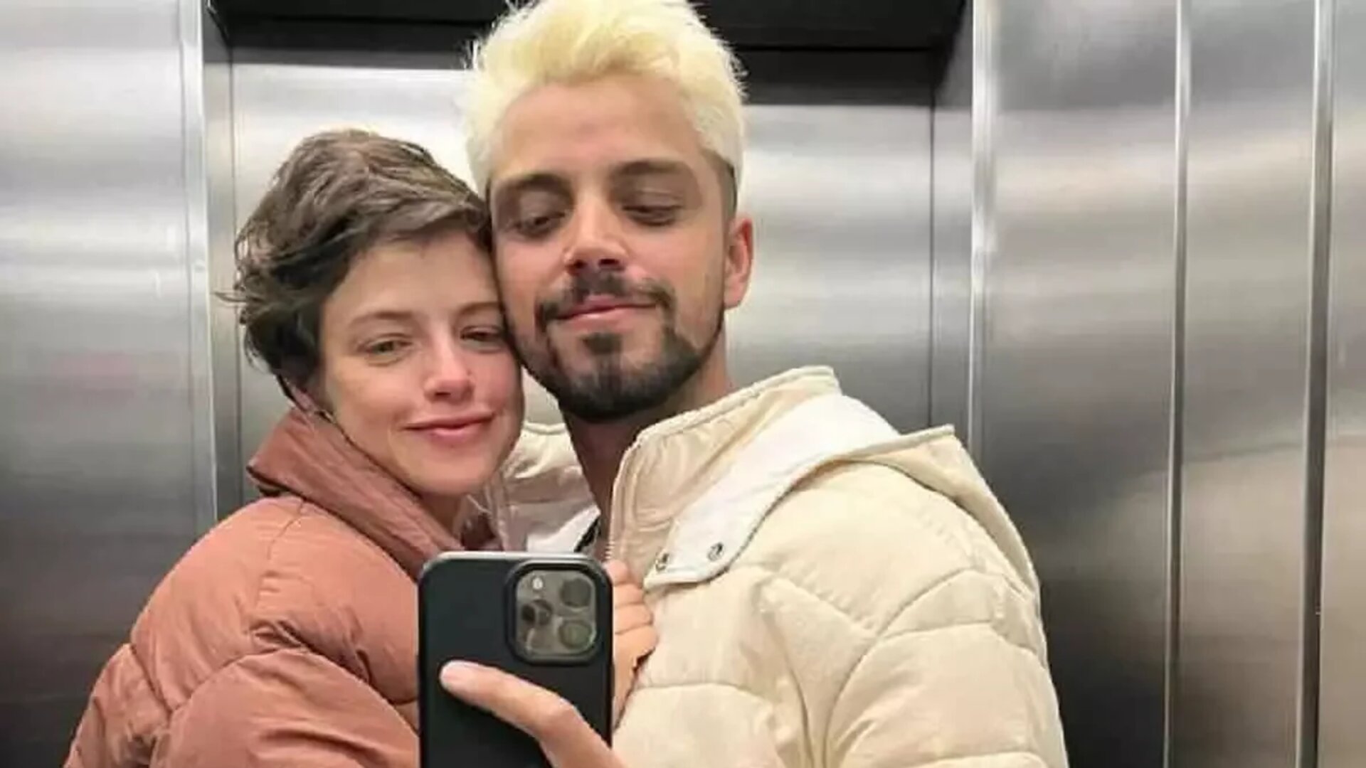 Agatha Moreira e Rodrigo Simas vivem momento romântico em praia do Rio de Janeiro