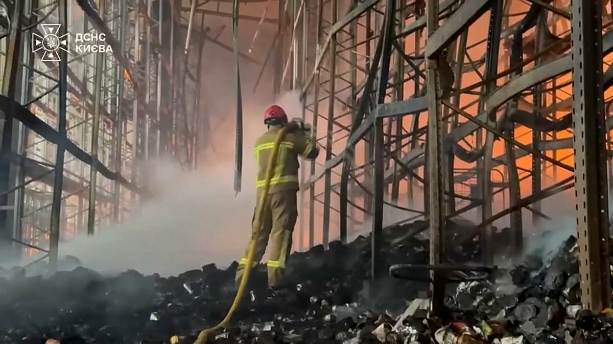 Ataques russos em Kiev: incêndios devastam armazéns e deixam mortos e feridos