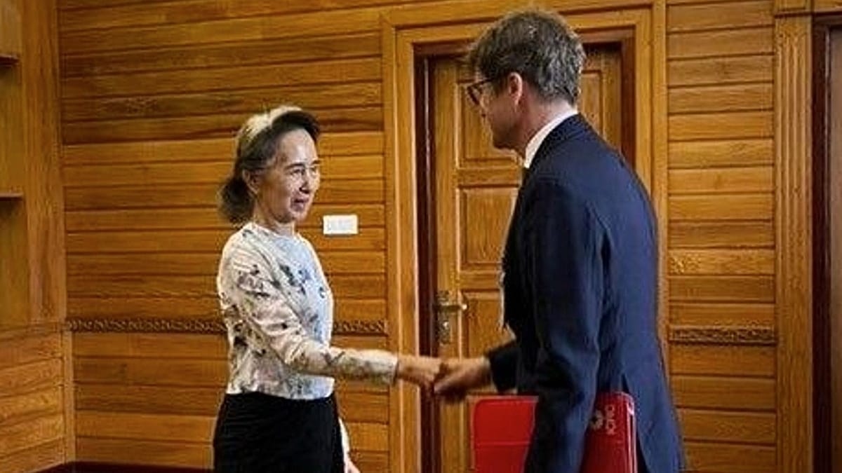 Aung San Suu Kyi tem raro encontro com Cruz Vermelha em meio ao isolamento de Myanmar