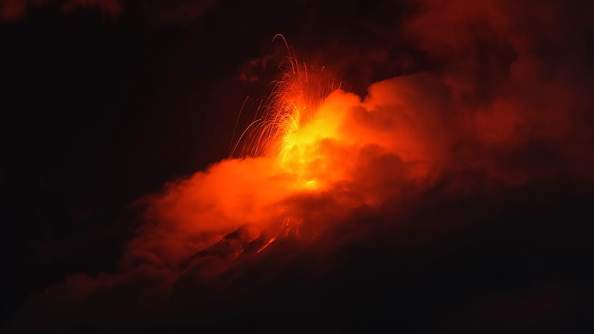 Erupção do vulcão Fuego na Guatemala força evacuação de centenas de moradores
