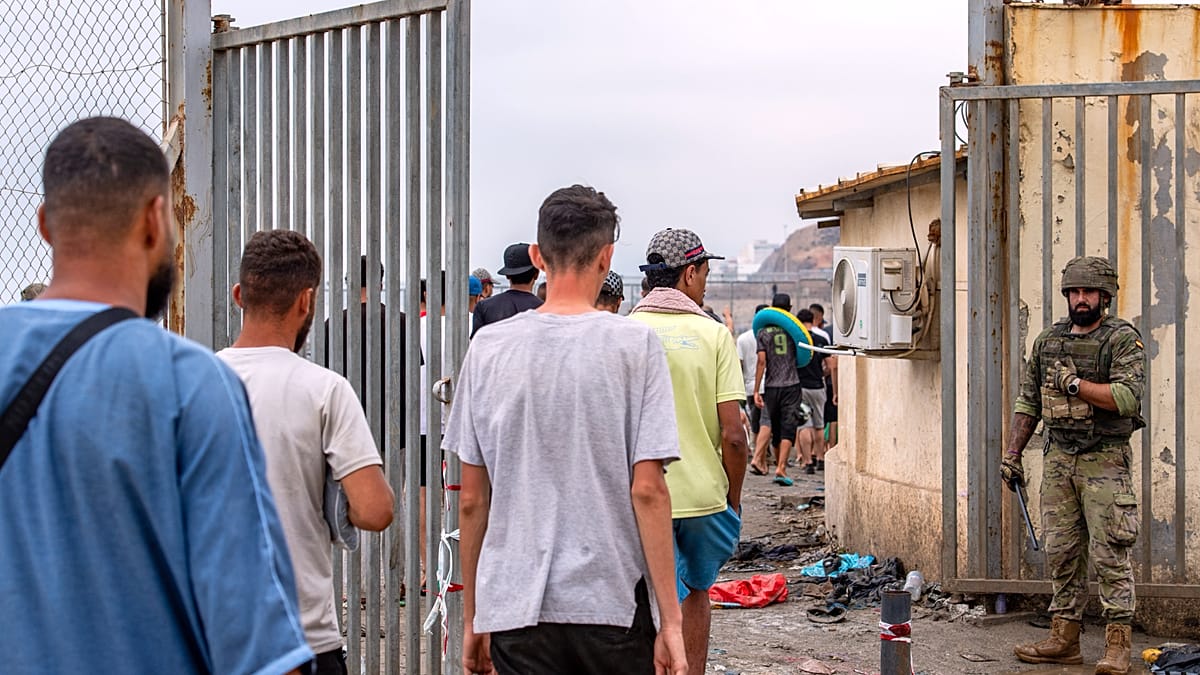 Espanha busca soluções legais e logísticas para a crise migratória em Ceuta