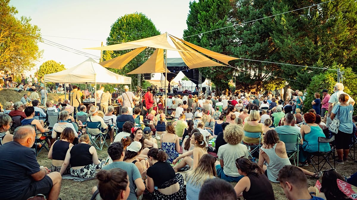 Festival Ördögkatlan desafia calor extremo na Hungria com foco em cultura e união