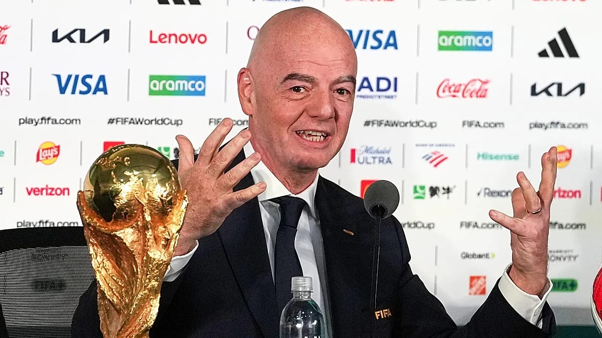 Gianni Infantino supera críticas e segue no comando da FIFA após cúpula em Marrocos