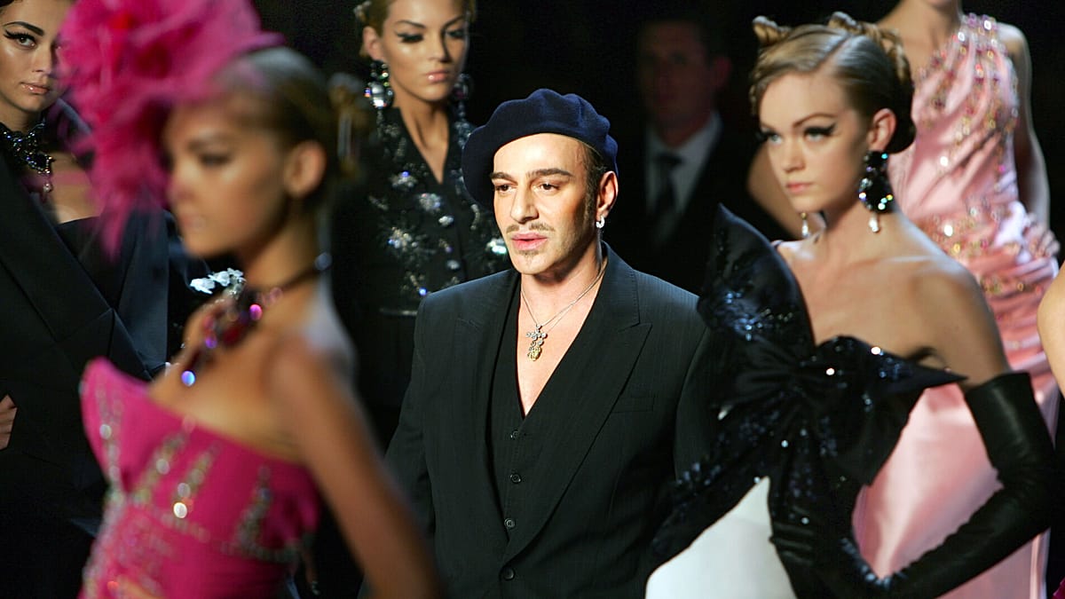 Homenagem a John Galliano no Met Gala 2027 reacende debate sobre perdão e antissemitismo