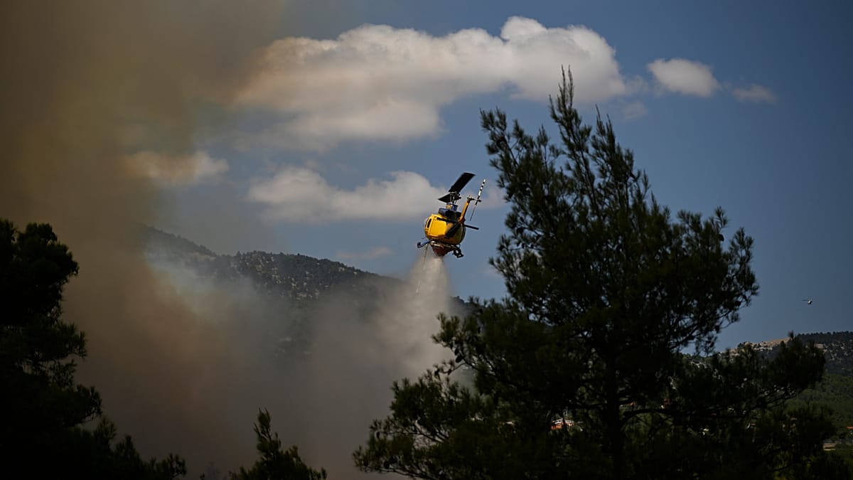 Incêndios na Grécia: combate intenso na Ática Ocidental e investigação de colisão fatal entre helicópteros