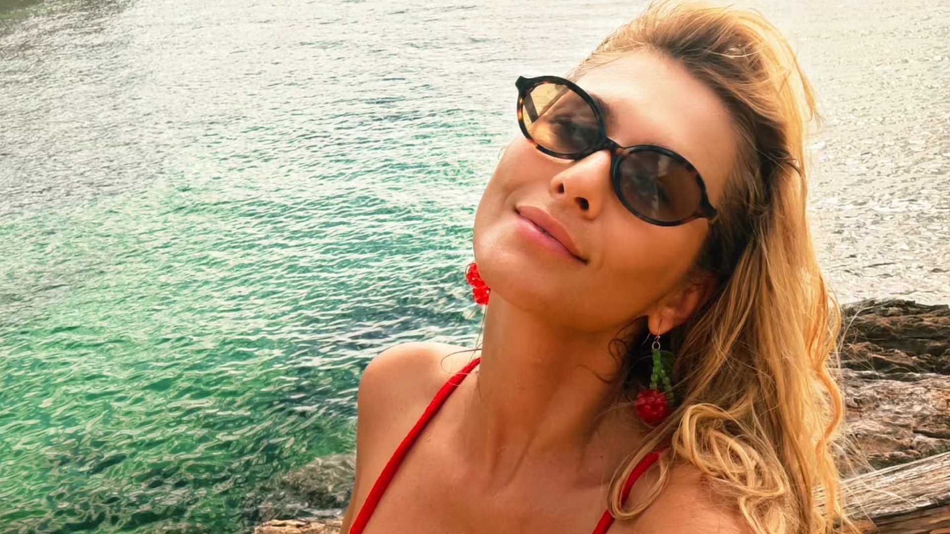 Lívia Andrade exibe boa forma em férias e gera repercussão nas redes sociais