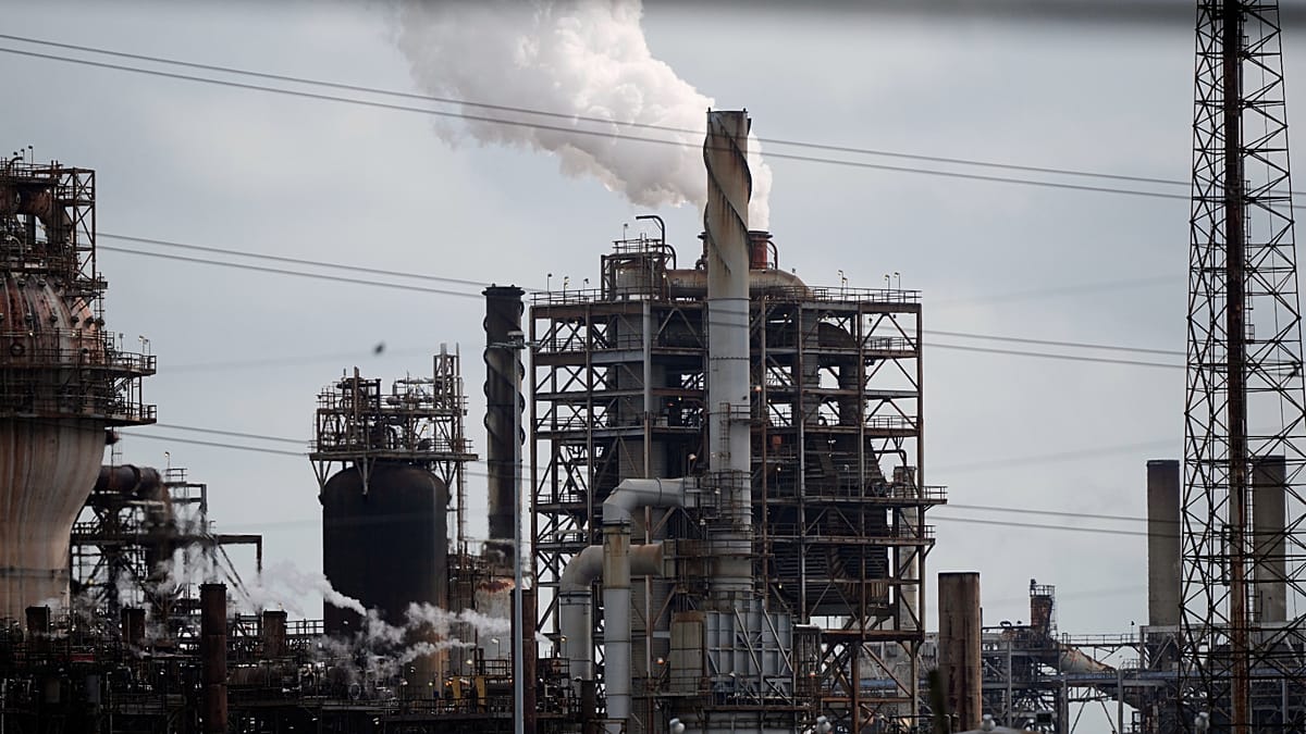 Preço do petróleo cai após anúncio de aumento na produção pela OPEP+ e distensão com o Irão