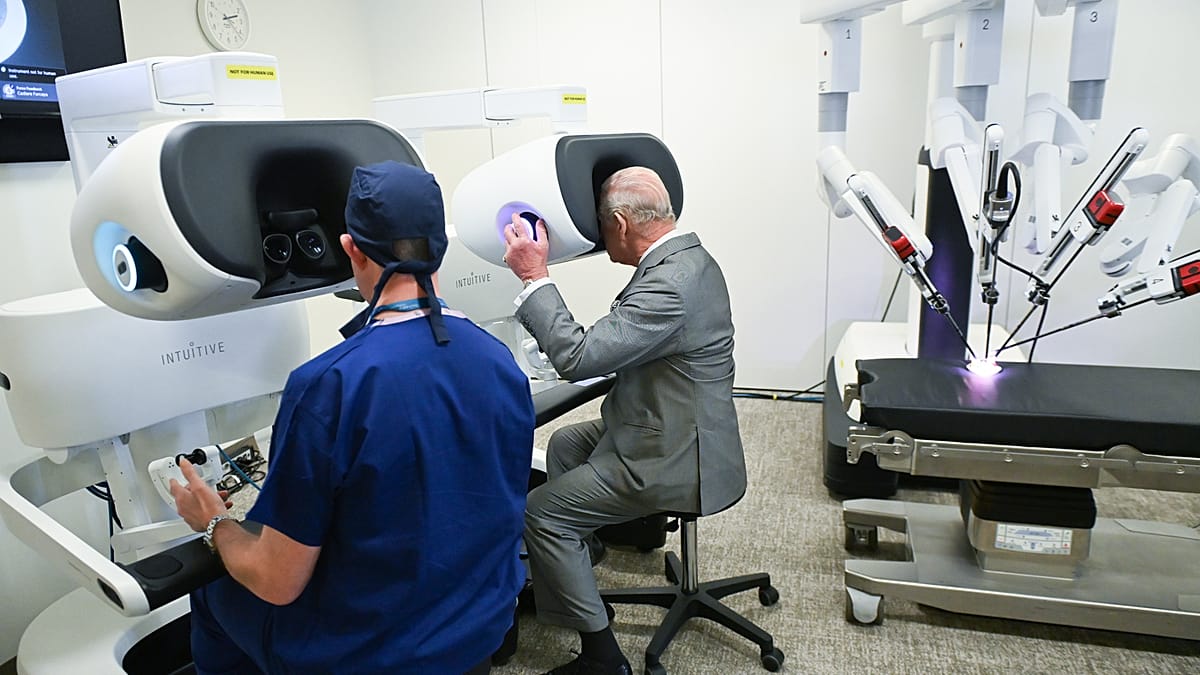 Robôs moldam cirurgiões do futuro no Reino Unido e prometem revolucionar o NHS