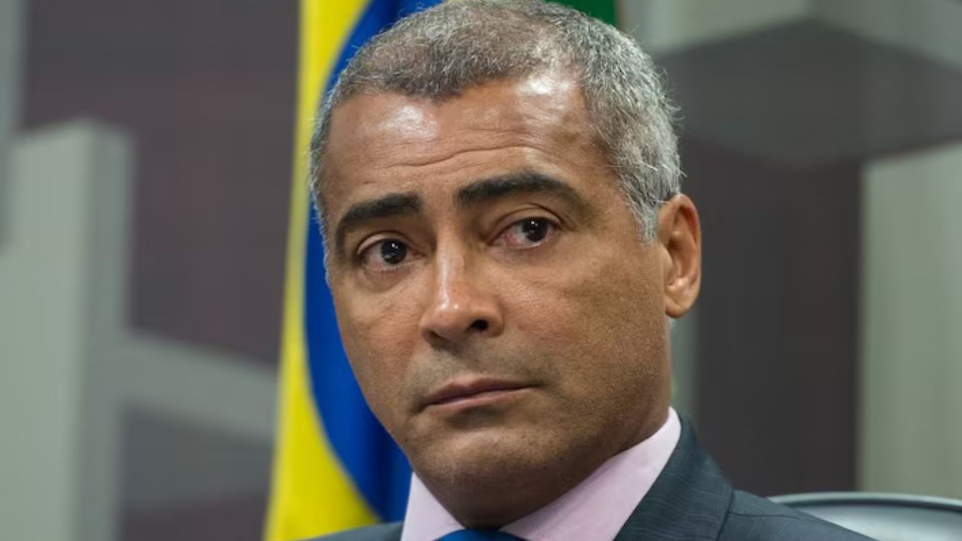 Romário recorre contra penhora de 30% de seu salário no Senado