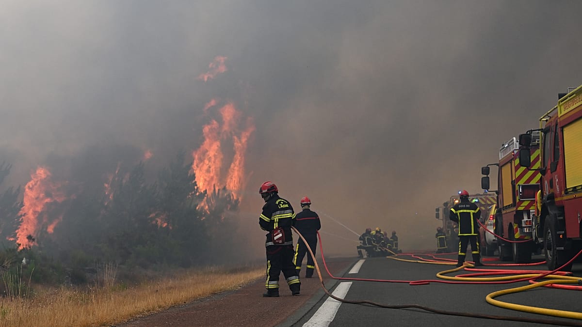 Turistas retornam a Lacanau após controle de incêndios florestais na França